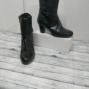 Clarks Woman's SZ 10M Biker Black Leather Zip Up Buckle Block Heel AnkleBoot
